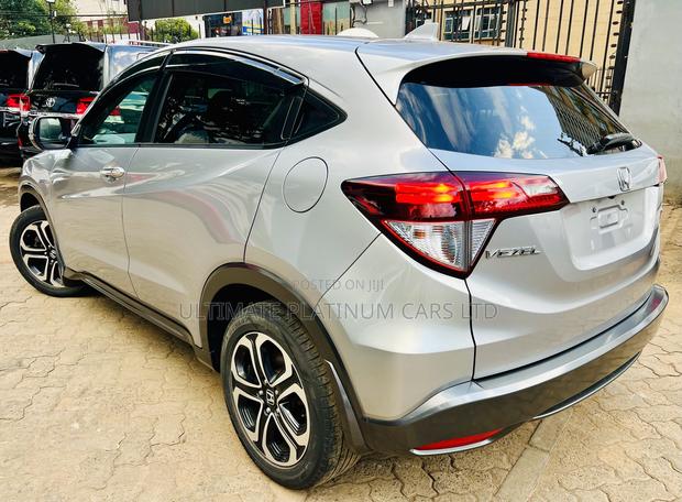 Honda Vezel 1.5 Hybrid 4WD 2017 - Sleek Silver Edition