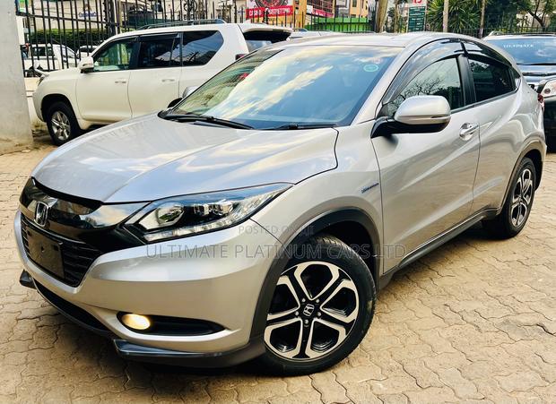 Honda Vezel 1.5 Hybrid 4WD 2017 - Sleek Silver Edition