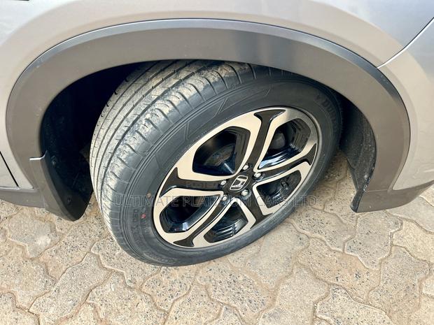 Honda Vezel 1.5 Hybrid 4WD 2017 - Sleek Silver Edition