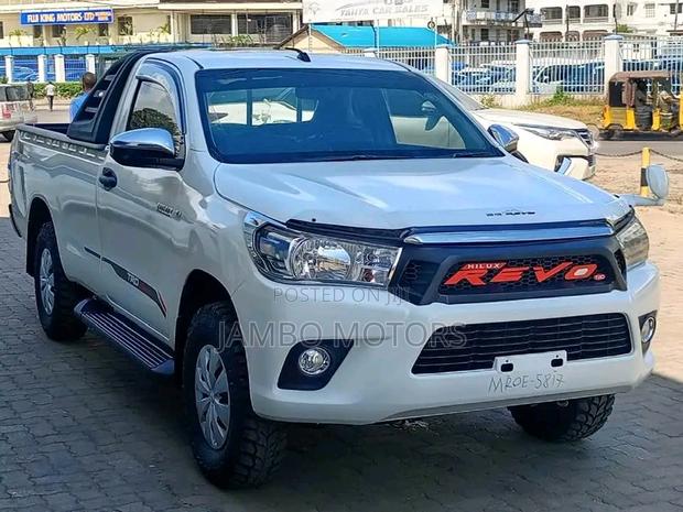 Toyota Hilux 2017 - White - Invincible 4x4