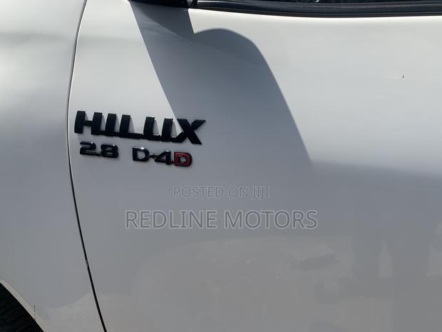 2016 Toyota Hilux SR5 4x4 White - Power and Style Combined