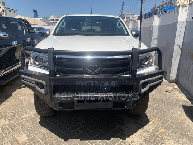 2016 Toyota Hilux SR5 4x4 White - Power and Style Combined