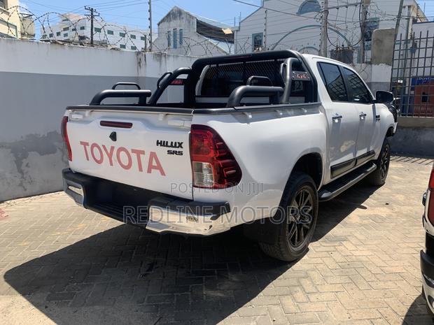2016 Toyota Hilux SR5 4x4 White - Power and Style Combined