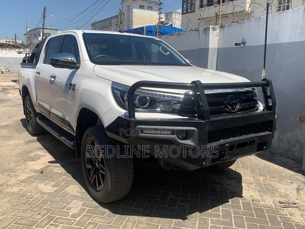 2016 Toyota Hilux SR5 4x4 White - Power and Style Combined