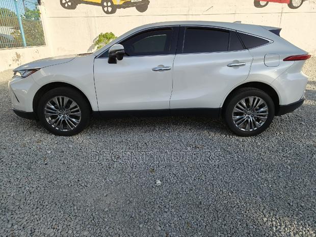 White 2020 Toyota Harrier Hybrid 2.5 - Versatile and Sleek SUV