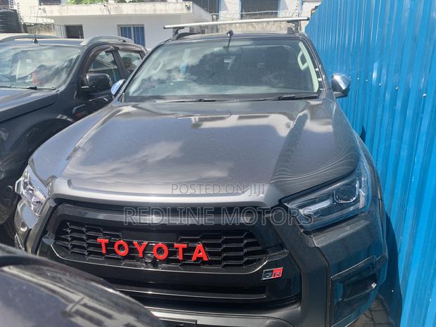 Used 2017 Toyota Hilux SR5 4x4 Gray - Versatile and Durable Adventure Vehicle