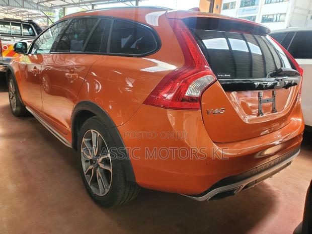 Volvo V60 T5 Premier 2017 - AWD in Orange