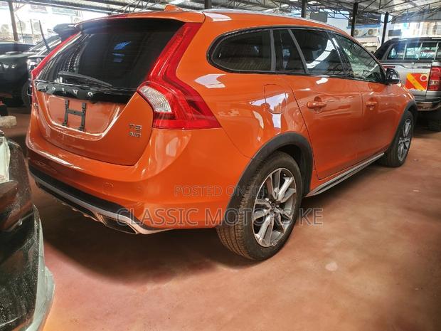 Volvo V60 T5 Premier 2017 - AWD in Orange
