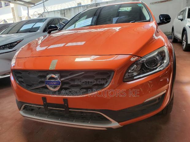 Volvo V60 T5 Premier 2017 - AWD in Orange