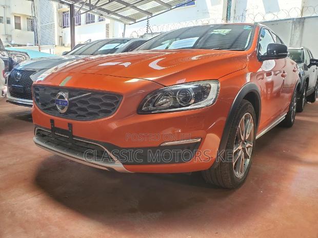Volvo V60 T5 Premier 2017 - AWD in Orange