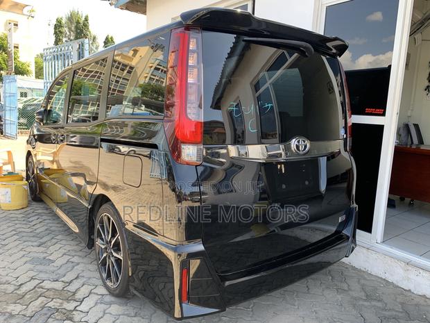 Luxurious 2017 Toyota Noah 2.0 FWD 6-Seater Black: Perfect for Large Families