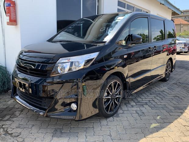 Luxurious 2017 Toyota Noah 2.0 FWD 6-Seater Black: Perfect for Large Families