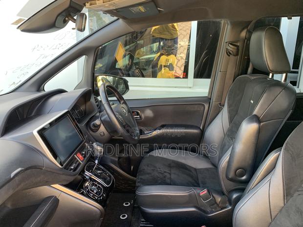 Luxurious 2017 Toyota Noah 2.0 FWD 6-Seater Black: Perfect for Large Families