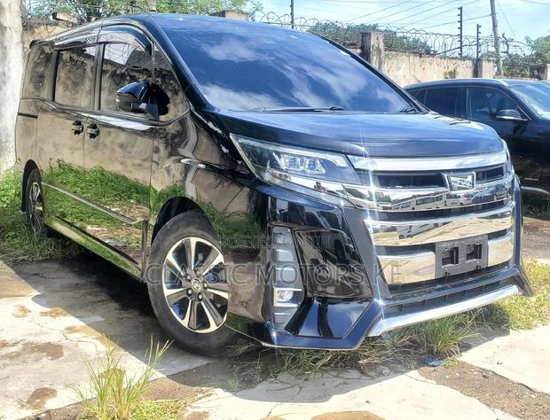 2017 Black Toyota Noah 2.0 FWD 8-Seater