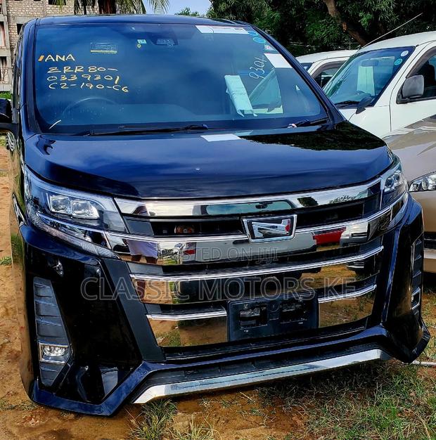 2017 Black Toyota Noah 2.0 FWD 8-Seater