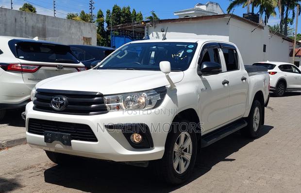Toyota Hilux 2017 - White | Powerful Performance