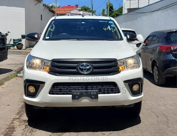 Toyota Hilux 2017 - White | Powerful Performance