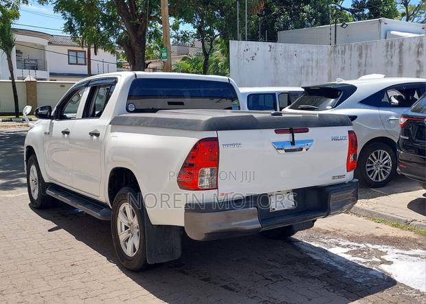 Toyota Hilux 2017 - White | Powerful Performance