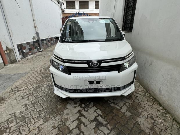 2017 Toyota Voxy in White: Affordable Family Vehicle