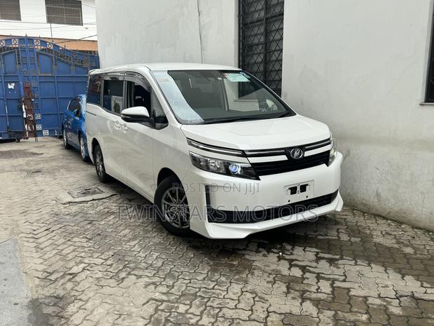 2017 Toyota Voxy in White: Affordable Family Vehicle