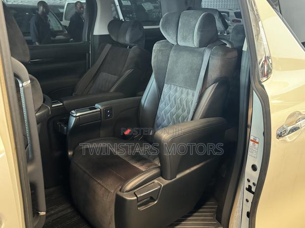 White Toyota Vellfire 2018 - Sophisticated Ride