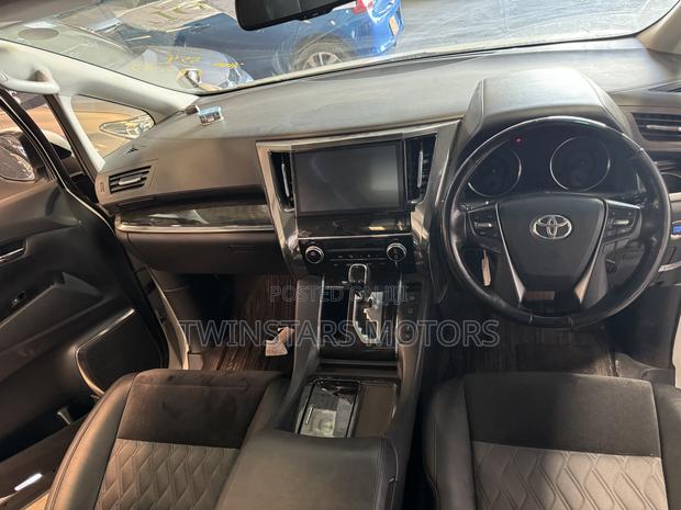 White Toyota Vellfire 2018 - Sophisticated Ride