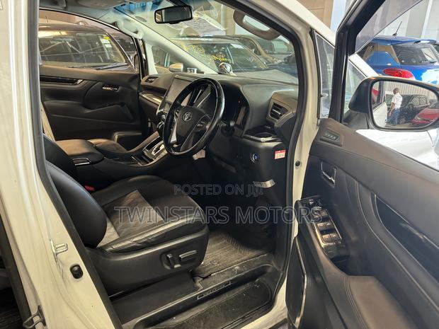 White Toyota Vellfire 2018 - Sophisticated Ride