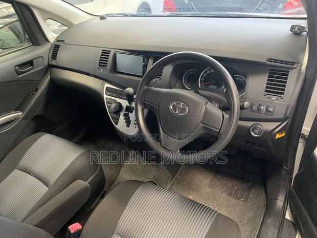 Toyota ISIS 1.8 Platana 4WD 2016 White - Used Car for Sale