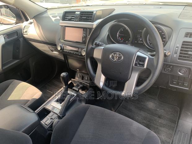 Gold Land Cruiser Prado 2.8 2017 - High-End Off-Road Vehicle