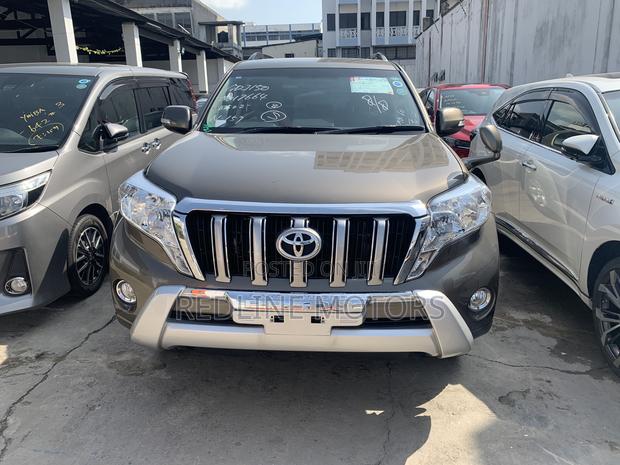 Gold Land Cruiser Prado 2.8 2017 - High-End Off-Road Vehicle