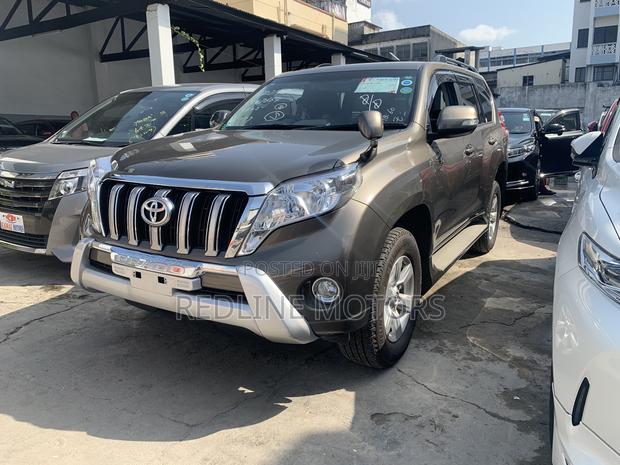 Gold Land Cruiser Prado 2.8 2017 - High-End Off-Road Vehicle