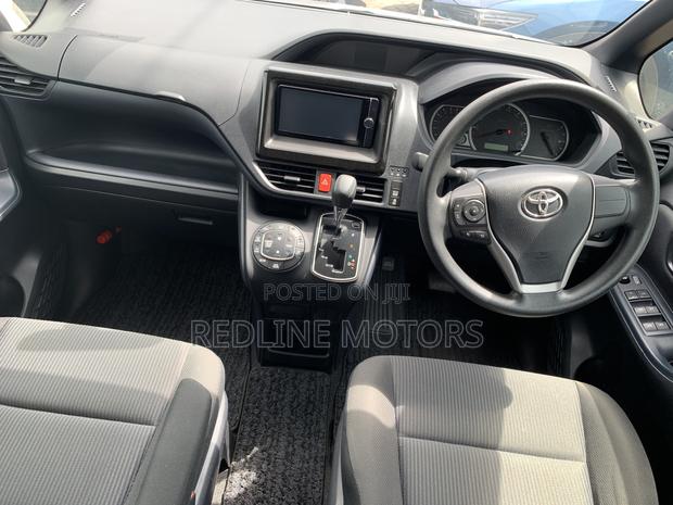 2016 Toyota Esquire 1.8 Hybrid 7-Seater - Impeccable Silver