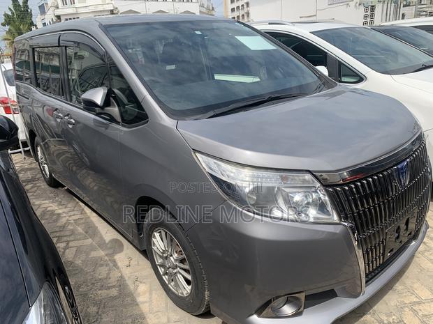 2016 Toyota Esquire 1.8 Hybrid 7-Seater - Impeccable Silver