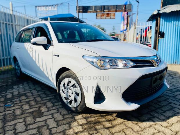 2018 Corolla Fielder in Pearl: Luxury Sedan at Your Doorstep!