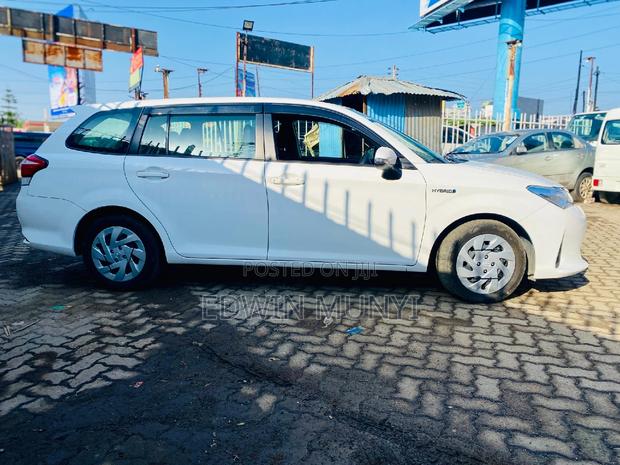 2018 Corolla Fielder in Pearl: Luxury Sedan at Your Doorstep!