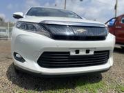 Toyota Harrier 2017 Pearl - Spacious SUV for sale