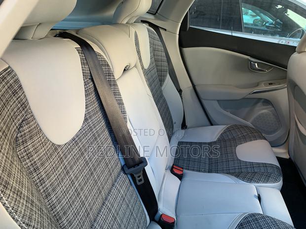 Volvo V40 2017 Blue: Perfect Compact Sedan for You