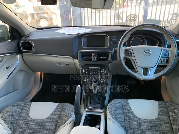 Volvo V40 2017 Blue: Perfect Compact Sedan for You