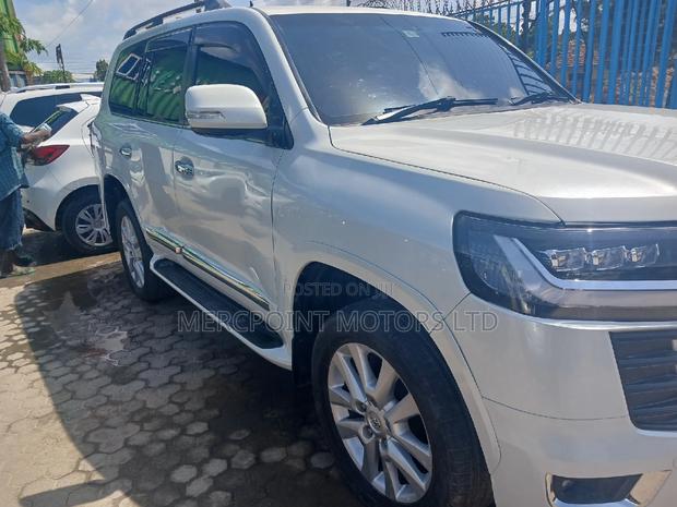 Pre-owned 2015 Toyota Land Cruiser 4.6 V8 ZX in White - Classic SUV available