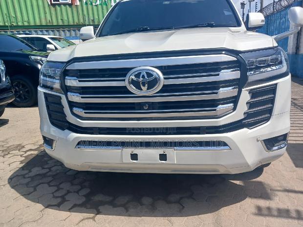 Pre-owned 2015 Toyota Land Cruiser 4.6 V8 ZX in White - Classic SUV available