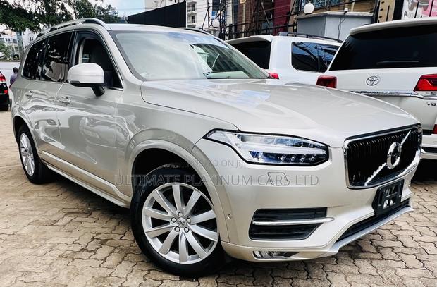 Volvo XC90 2017 Gold: Sophisticated and Stylish SUV