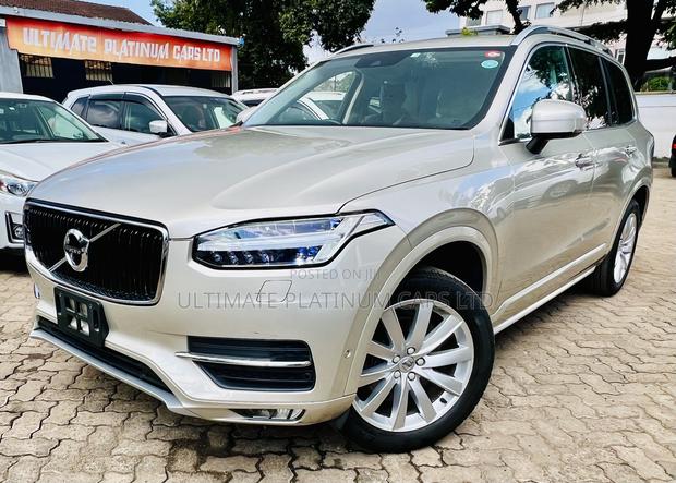 Volvo XC90 2017 Gold: Sophisticated and Stylish SUV