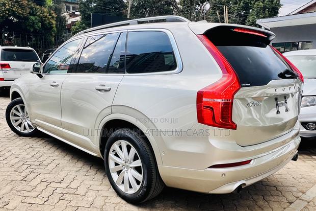 Volvo XC90 2017 Gold: Sophisticated and Stylish SUV
