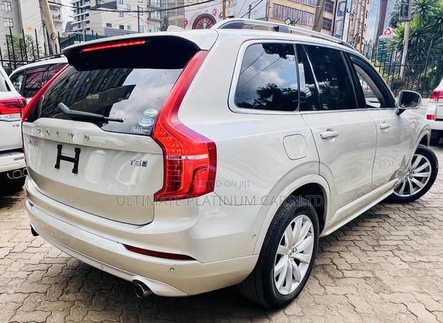 Volvo XC90 2017 Gold: Sophisticated and Stylish SUV