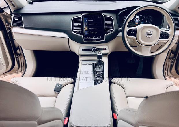 Volvo XC90 2017 Gold: Sophisticated and Stylish SUV