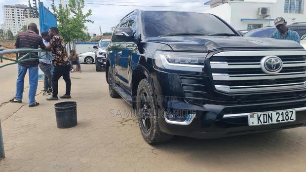 2015 Toyota Land Cruiser Black: Powerful Off-Road Adventure