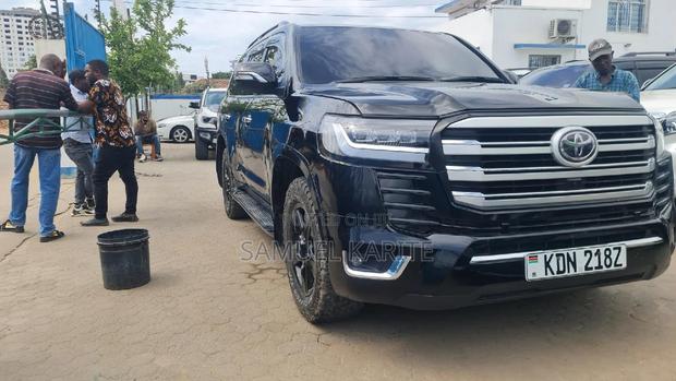 2015 Toyota Land Cruiser Black: Powerful Off-Road Adventure