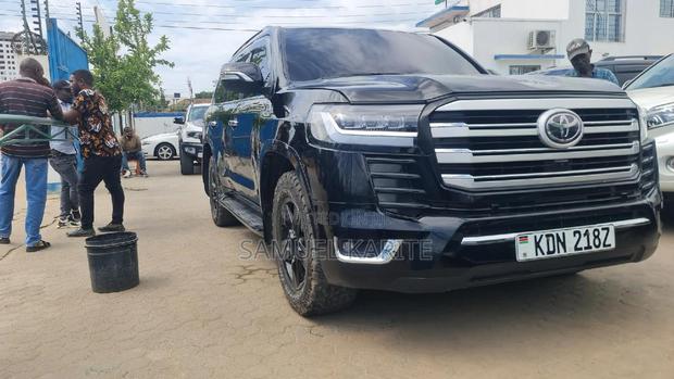 2015 Toyota Land Cruiser Black: Powerful Off-Road Adventure