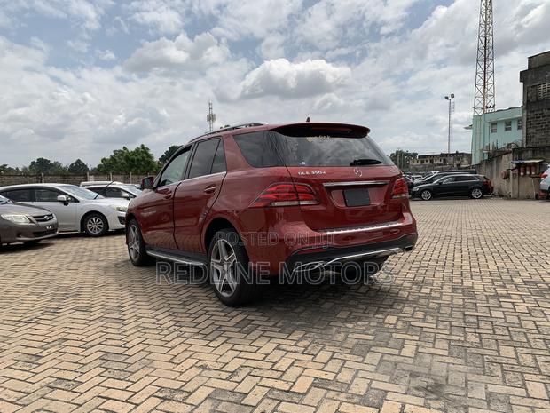 GLE 350d 4MATIC 2017: Red Mercedes-Benz GLE-Class SUV