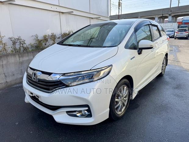 White Honda Fit Shuttle 2017 - Pristine Condition
